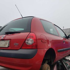 Punainen Renault Clio